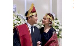 Bikin Sedih Ternyata Ini Alasan Rianti Cartwright Nikah Lagi Pakai Baju Adat Batak