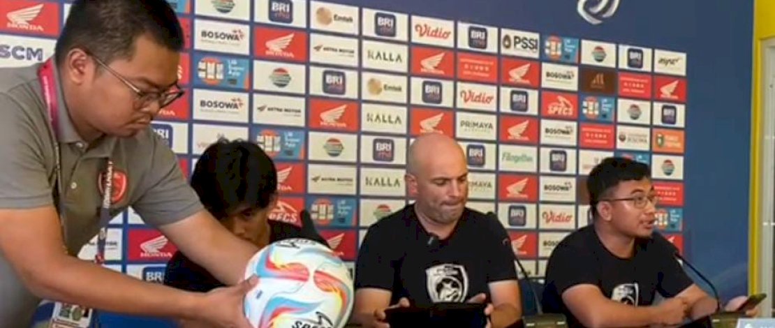 Pelatih PSM Makassar, Bernardo Tavares terpaksa menjual sejumlah penghargaan hasil pertandingannya selama jadi pengatur strategi di klub Ayam Jantan dari Timur ini.