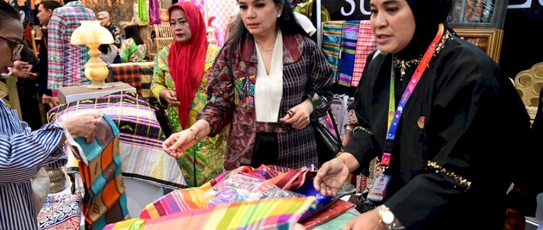 Stand Dekranasda Sulsel di Pameran Kriyanusa Ramai Pengunjung, Ada Ibu Wury Ma'ruf Amin Hingga Ibu Mufidah Kalla Stand Dekranasda Sulsel di Pameran Kriyanusa Ramai Pengunjung, Ada Ibu Wury Ma'ruf Amin Hingga Ibu Mufidah Kalla