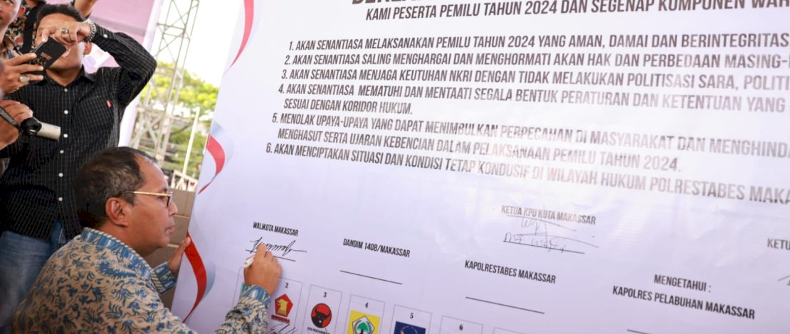 Wali Kota Makassar Moh Ramdhan Pomanto bersama Kapolrestabes Makassar Kombes Pol Mokhamad Ngajib, Ketua KPU-Bawaslu dan seluruh forkopimda se-Makassar mendeklarasikan pemilu yang aman dan damai pada 2024.
Wali Kota Makassar Moh Ramdhan Pomanto bersama Kapolrestabes Makassar Kombes Pol Mokhamad Ngajib, Ketua KPU-Bawaslu dan seluruh forkopimda se-Makassar mendeklarasikan pemilu yang aman dan damai pada 2024.