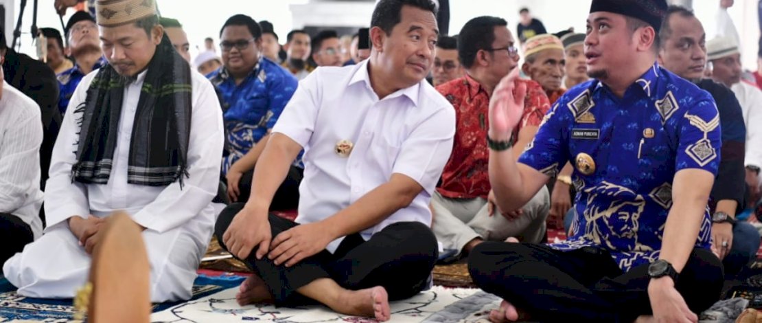 Pj Gubernur Bahtiar Baharuddin shalat Jumat di Masjid Syekh Yusuf Kabupaten Gowa.