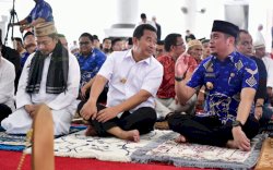 Pj Gubernur Bahtiar Salat Jumat di Masjid Syekh Yusuf, Silaturahmi dengan Warga Gowa