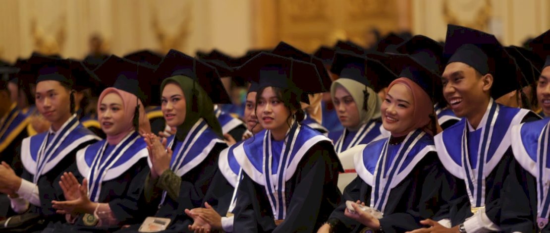 Direktur Baru Poltekpar Makassar Herry Rachmad&nbsp; Wisuda 410 Wisudawan