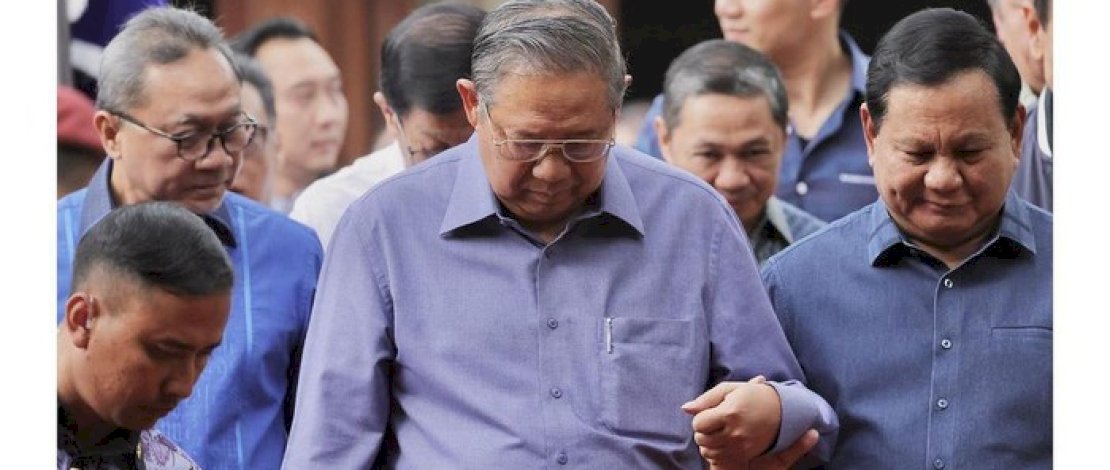 Prabowo Subianto menggandeng Susilo Bambang Yudhoyono (SBY) (dok. Instagram Prabowo Subianto) Prabowo Subianto menggandeng Susilo Bambang Yudhoyono (SBY) (dok. Instagram Prabowo Subianto)