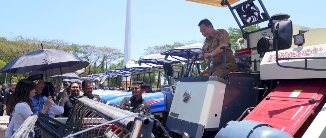 Kementerian Pertanian memberikan bantuan untuk pemerintah Provinsi Sulawesi Selatan berupa 30 unit traktor roda 4, 30 unit traktor roda 2, 30 unit cultivator, 40 unit pompa air, 50 unit handsprayer.