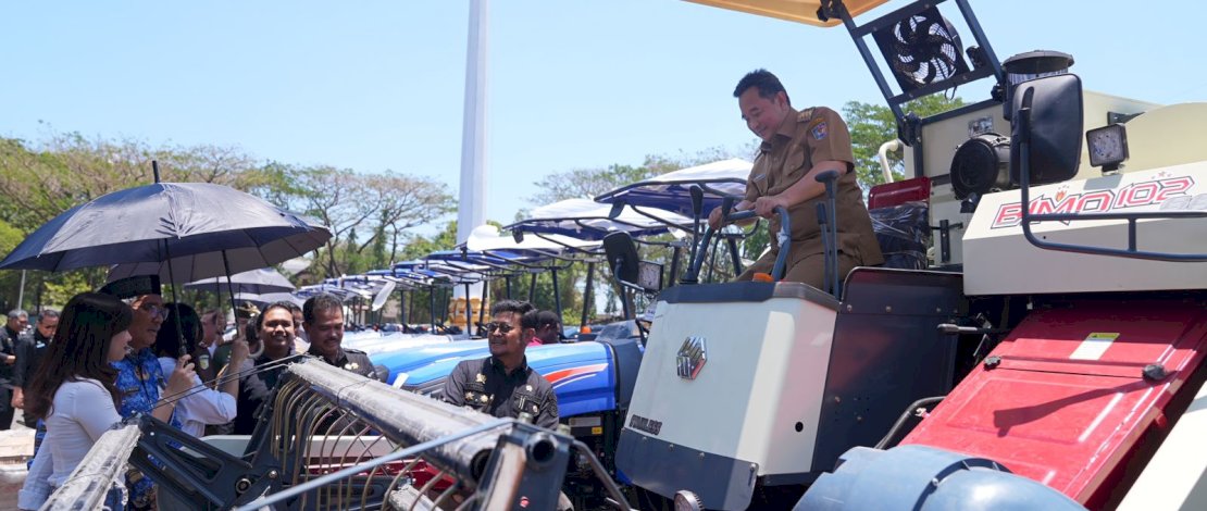 Kementerian Pertanian memberikan bantuan untuk pemerintah Provinsi Sulawesi Selatan berupa 30 unit traktor roda 4, 30 unit traktor roda 2, 30 unit cultivator, 40 unit pompa air, 50 unit handsprayer. Kementerian Pertanian memberikan bantuan untuk pemerintah Provinsi Sulawesi Selatan berupa 30 unit traktor roda 4, 30 unit traktor roda 2, 30 unit cultivator, 40 unit pompa air, 50 unit handsprayer.