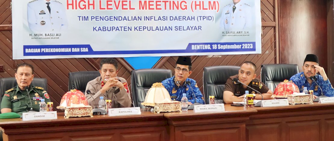 Wakil Bupati Kepulauan Selayar, Saiful Arif, memimpin rapat High Level Meeting (HLM) Tim Pengendalian Inflasi Daerah (TPID) Kabupaten Kepulauan Selayar, Senin, 18 September 2023.
