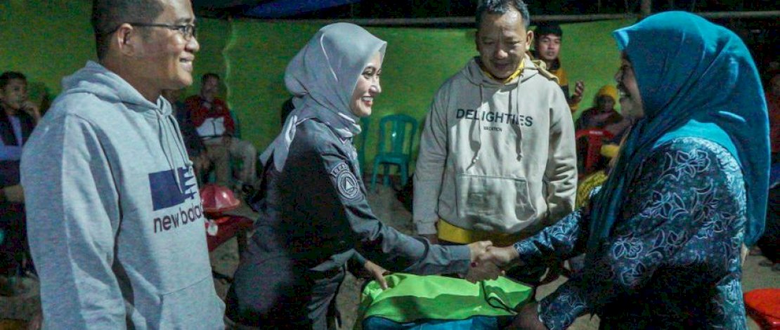 Bupati Luwu Utara, Indah Putri Indriani, menyerahkan Antropometri kit kepada Ketua PKK Desa Lodang Kecamatan Seko, baru-baru ini.