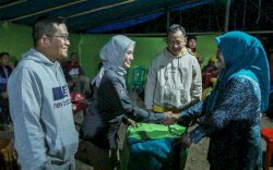 Bupati Lutra Serahkan 28 Antropometri Kit di Puskesmas Seko