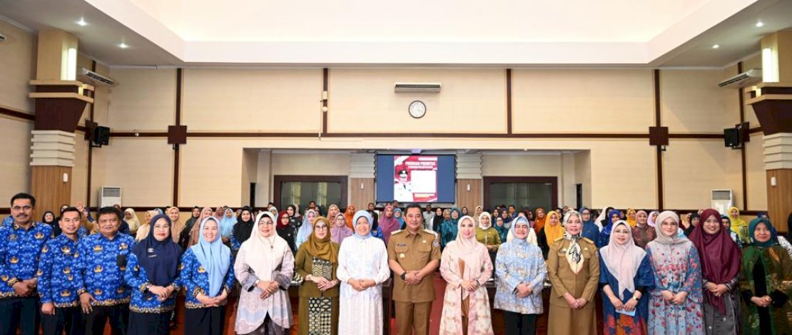 Penjabat Gubernur Sulawesi Selatan, Bahtiar Baharuddin bersama Pj Ketua Tim Penggerak PKK Sulsel, Sofha Marwah Bahtiar menghadiri acara Silaturahmi bersama para Ketua TP PKK dan Dekranasda Kabupaten/Kota se Sulsel.
