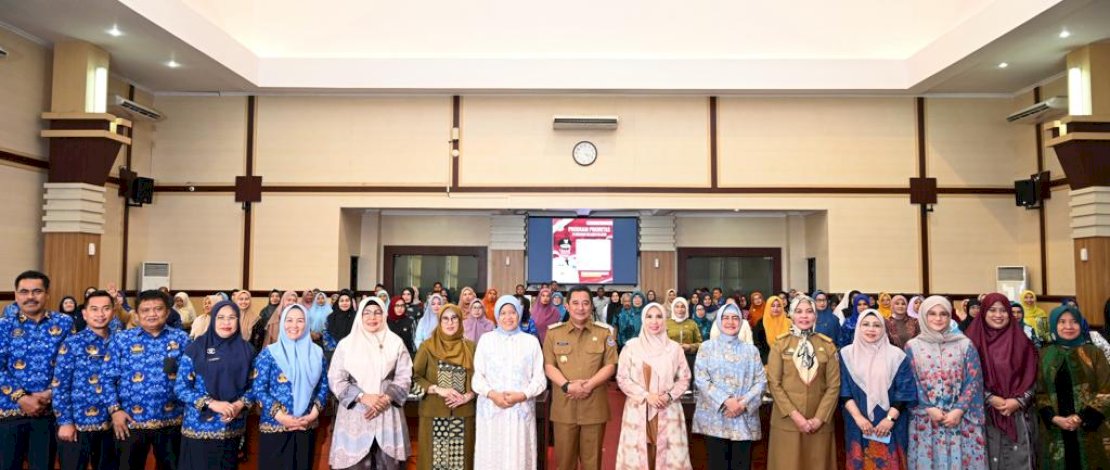 Penjabat Gubernur Sulawesi Selatan, Bahtiar Baharuddin bersama Pj Ketua Tim Penggerak PKK Sulsel, Sofha Marwah Bahtiar menghadiri acara Silaturahmi bersama para Ketua TP PKK dan Dekranasda Kabupaten/Kota se Sulsel. Penjabat Gubernur Sulawesi Selatan, Bahtiar Baharuddin bersama Pj Ketua Tim Penggerak PKK Sulsel, Sofha Marwah Bahtiar menghadiri acara Silaturahmi bersama para Ketua TP PKK dan Dekranasda Kabupaten/Kota se Sulsel.