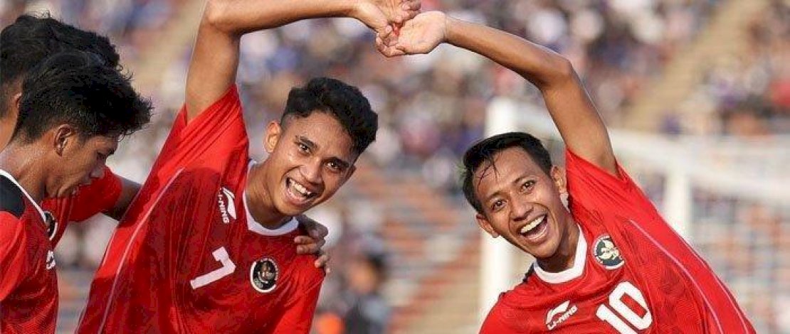 Selebrasi pemain Timnas U22 Indonesia, Marselino Ferdinan (kiri) dengan Beckham Putra Nugraha setelag gol pertama ke gawang Filipina dalam ajang SEA Games 2023 penyisihan grup A di Stadion Nasional Phnom Penh, Kamboja, Sabyu (29/4/2023) sore. Gol pertama Timnas U22 Indonesia dicetak oleh Marselino Ferdinan. 