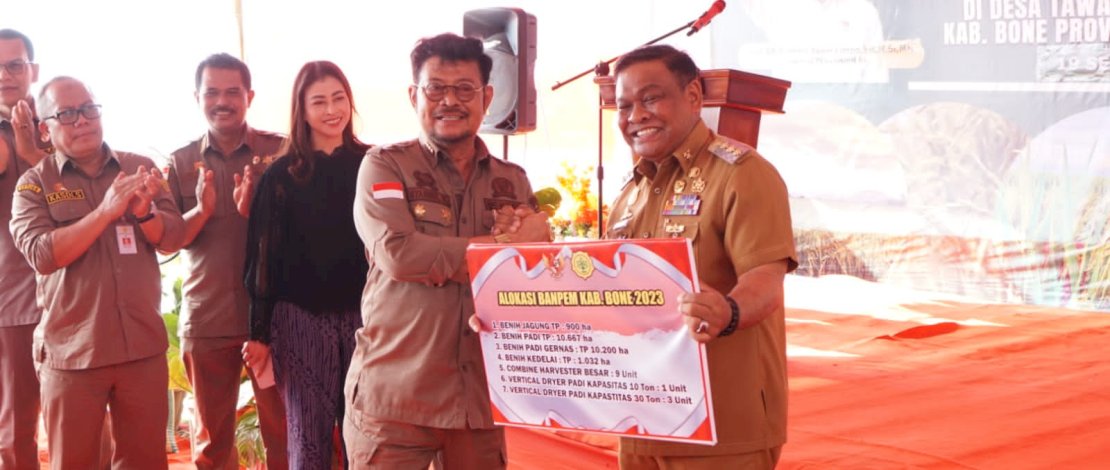 Menteri Pertanian Syahrul Yasin Limpo (Mentan SYL) bersama Anggota DPR RI, Indira Chunda Thita dan Bupati Bone, Andi Fahsar Mahdin Padjalangi, melakukan kick off Gerakan Nasional (Gernas) Antisipasi Dampak El Nino di Kabupaten Bone. Menteri Pertanian Syahrul Yasin Limpo (Mentan SYL) bersama Anggota DPR RI, Indira Chunda Thita dan Bupati Bone, Andi Fahsar Mahdin Padjalangi, melakukan kick off Gerakan Nasional (Gernas) Antisipasi Dampak El Nino di Kabupaten Bone.