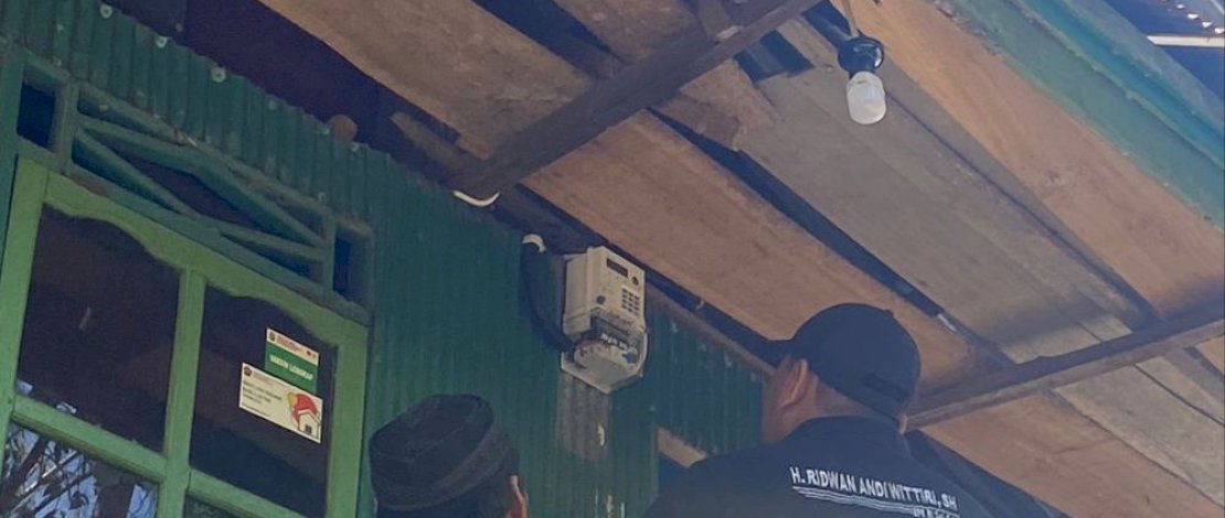 Pemasangan jaringan listrik gratis warga di Takalar. 