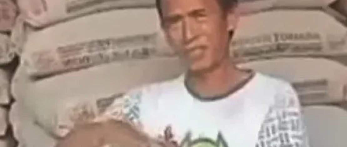 Aksi nekat seorang kuli bangunan asal Kabupaten Takalar, Sulawesi Selatan (Sulsel), Haris Daeng Ngalle, dengan meminum air semen ternyata sangat berbahaya.