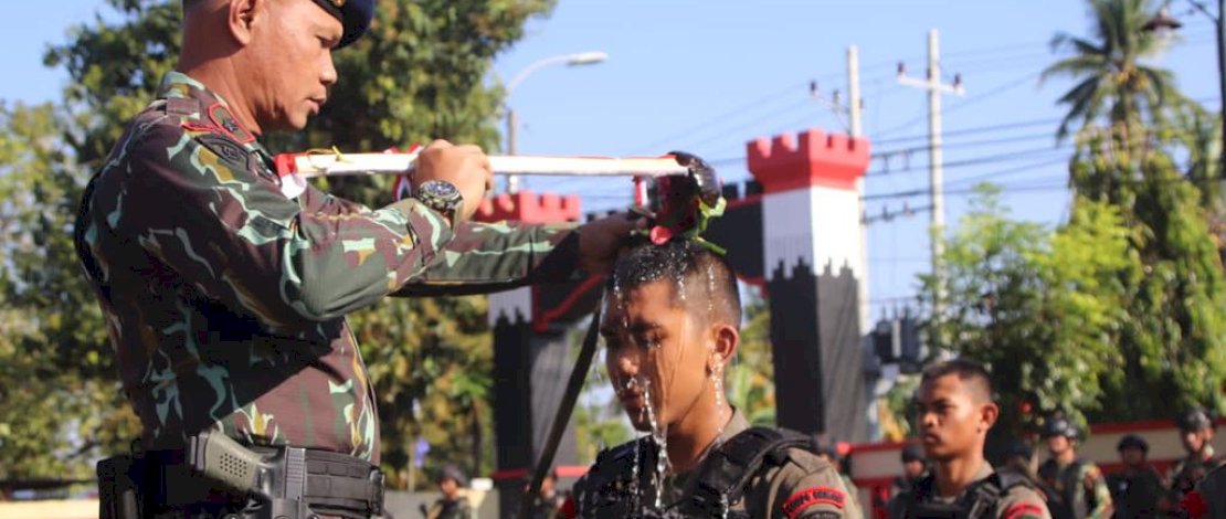 Delapan Personel Bintara Baru Yon C Mandi Kembang di Mako, Ini Pesan Danyon Ichsan