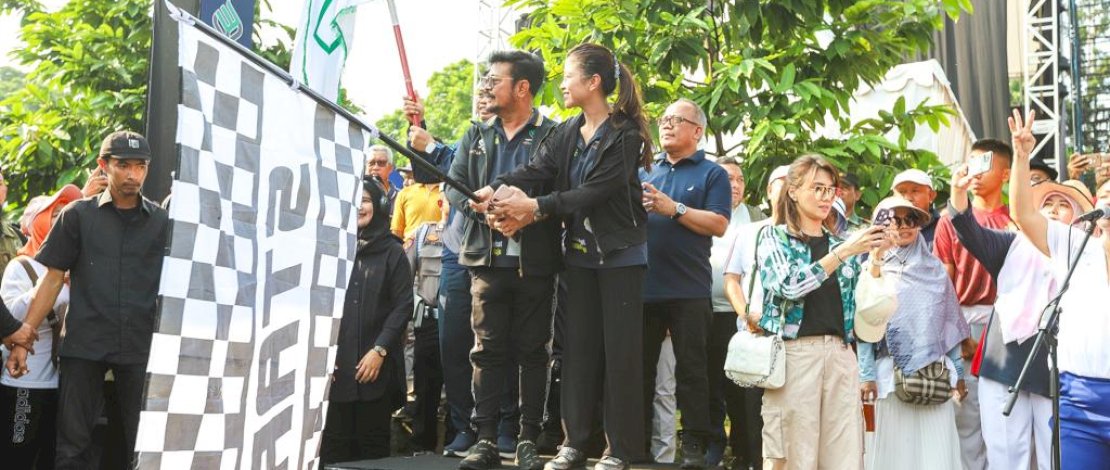 Fun walk jalan sehat bersama Menteri Pertanian Syahrul Yasin Limpo (Mentan SYL) di Lapangan BB Biogen, Komplek Cimanggu, Kota Bogor, Jawa Barat. Fun walk jalan sehat bersama Menteri Pertanian Syahrul Yasin Limpo (Mentan SYL) di Lapangan BB Biogen, Komplek Cimanggu, Kota Bogor, Jawa Barat.