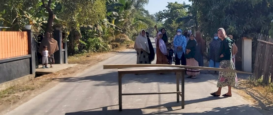 Puluhan ibu-ibu warga Kampung Bontotene, Kecamatan Bontomarannu, memblokir Jalan Hamzah Daeng Tompo.