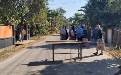 Ibu-Ibu Blokir Jalan, Puluhan Sopir Truk Tak Berdaya 