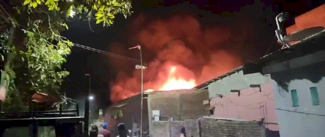 Satu unit rumah di Jalan Manunggal 31, Kelurahan Maccini Sombala, Kecamatan Tamalate, Kota Makassar ludes terbakar, Kamis 21 September 2023. Satu unit rumah di Jalan Manunggal 31, Kelurahan Maccini Sombala, Kecamatan Tamalate, Kota Makassar ludes terbakar, Kamis 21 September 2023.