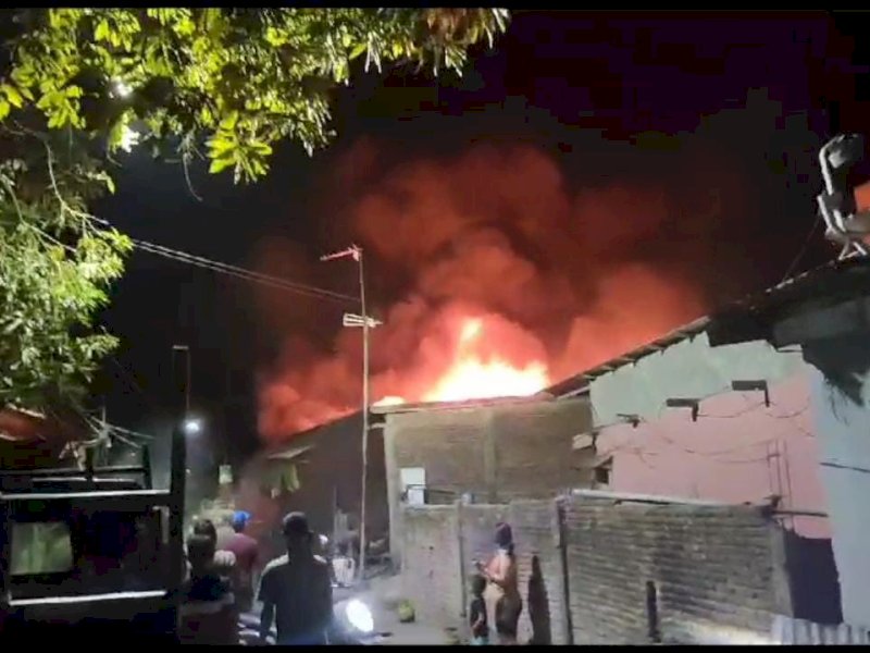 Diduga Arus Pendek Listrik, Dua Keluarga di Makassar Kehilangan Tempat Tinggal