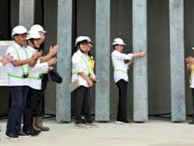 Jokowi Pasang Bilah Pertama Garuda di Kantor Presiden Ibu Kota Nusantara 