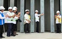 Jokowi Pasang Bilah Pertama Garuda di Kantor Presiden Ibu Kota Nusantara 