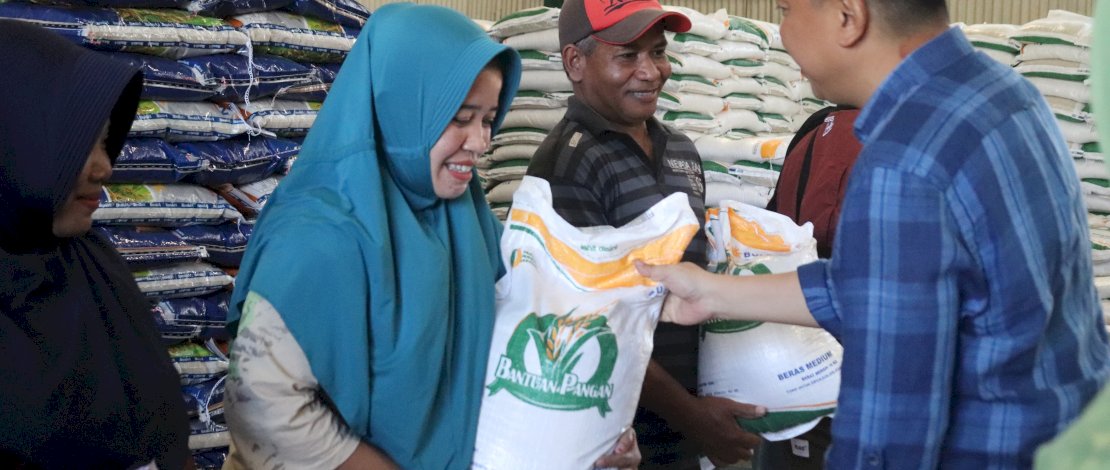 Bupati Kepulauan Selayar, Muh Basli Ali, melepas penyaluran bantuan beras Cadangan Pangan Pemerintah (CPP) Tahun 2023, di Halaman Kantor Bulog Selayar, Jumat, 22 September 2023.