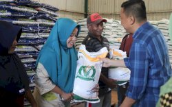 Ringankan Beban Masyarakat, Bupati Basli Ali Lepas 115 Ton Bantuan Beras