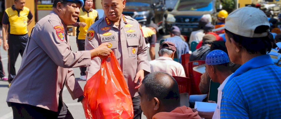 Kapolrestabes Makassar, Kombes Mokhamad Ngajib, membagikan sembako kepada warga yang membutuhkan.