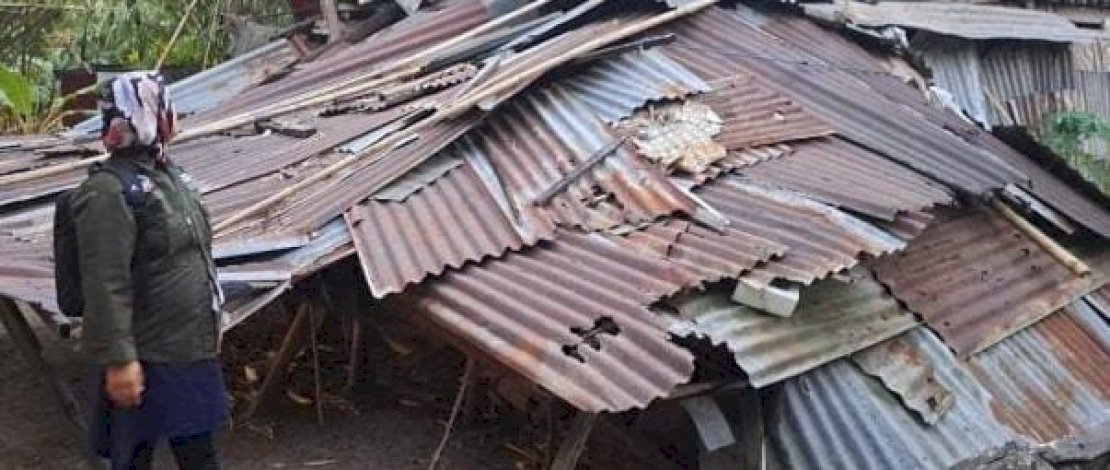 Sebuah rumah milik warga di Kelurahan Canrego, Kecamatan Polongbangkeng Selatan, Kabupaten Takalar, rubuh akibat diterjang angin kencang.