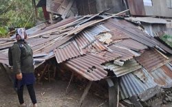 Rumah Warga di Takalar Rubuh Diterjang Angin Kencang, Dua Lansia Terluka
