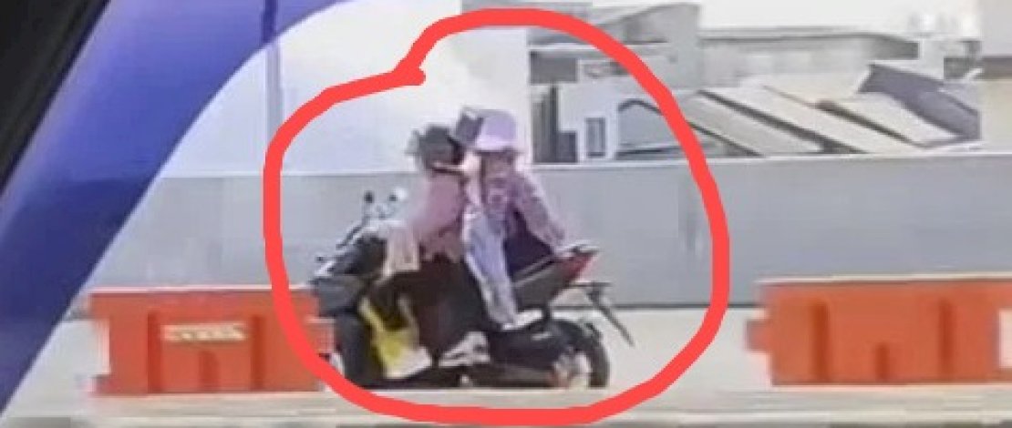 Pemotor nekat masuk dan melawan arus lalu lintas di Tol Layang Pettarani, Kota Makassar, Sulawesi Selatan (Sulsel).