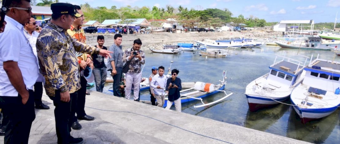 Pj Gubernur Sulsel Bahtiar Baharuddin menyerahkan bantuan delapan unit kapal nelayan di Bulukumba.