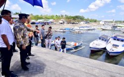 Pemprov Sulsel Serahkan Bantuan 8 Unit Kapal Nelayan di Bulukumba