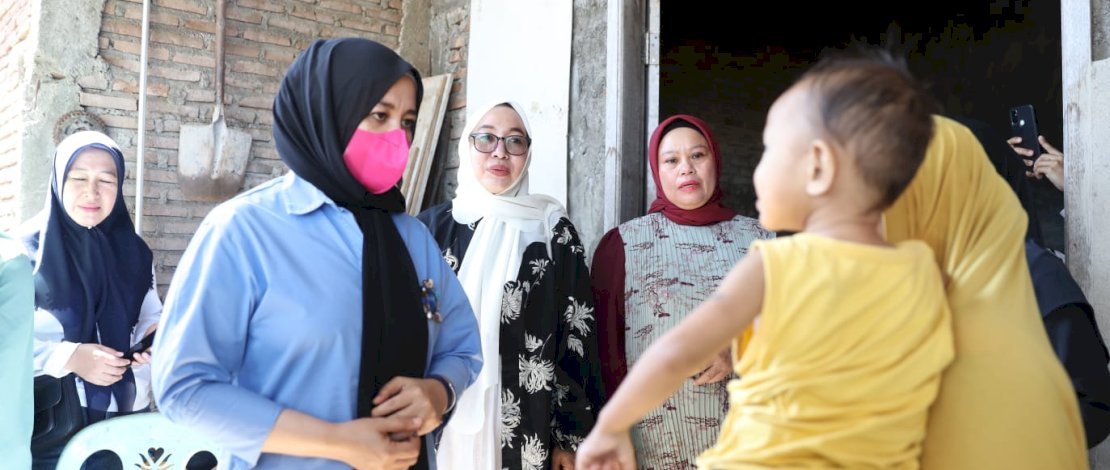 Wakil Wali Kota Makassar, Fatmawati Rusdi mengunjungi bayi gizi buruk di Manggala
