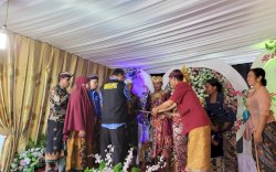 Kadis Dukcapil Luwu Utara Serahkan Akta Perkawinan bagi Umat Hindu Bali di Mappedeceng