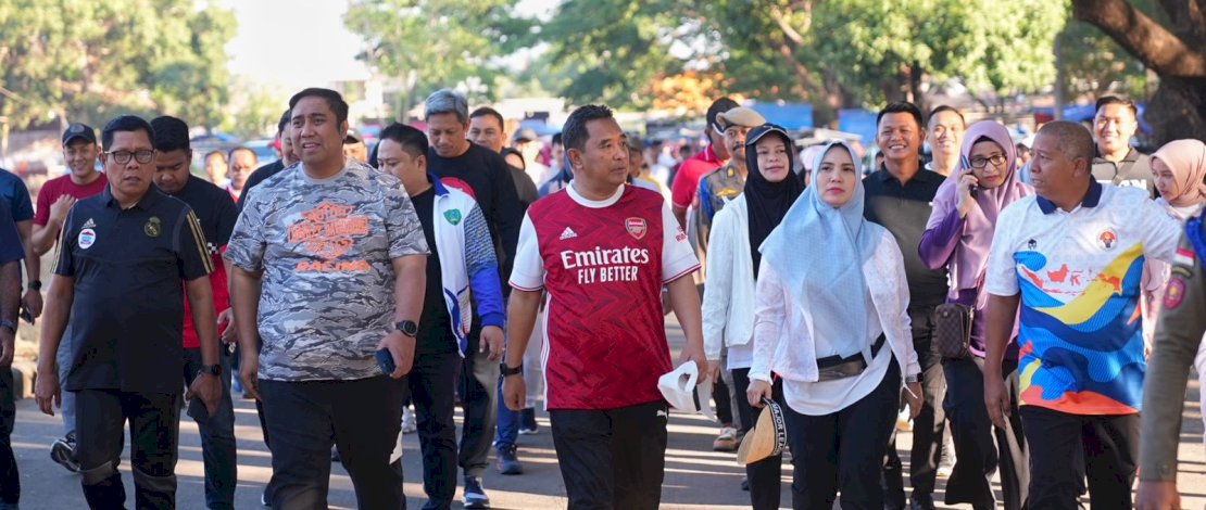 Penjabat Gubernur Sulsel Bahtiar Baharuddin kembali menjalankan rutinitas dalam menjaga pola hidup sehat dengan jalan sehat di GOR Sudiang, Makassar, Sabtu, 23 September 2023.