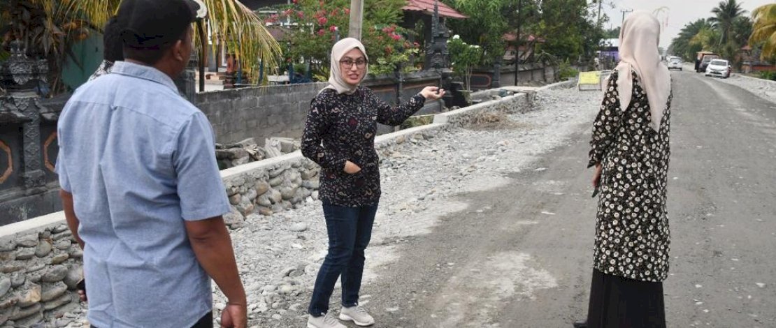 Bupati Luwu Utara, Indah Putri Indriani, meninjau langsung progres pengerjaan jalan ruas Kapidi-Tolada. Bupati Luwu Utara, Indah Putri Indriani, meninjau langsung progres pengerjaan jalan ruas Kapidi-Tolada.
