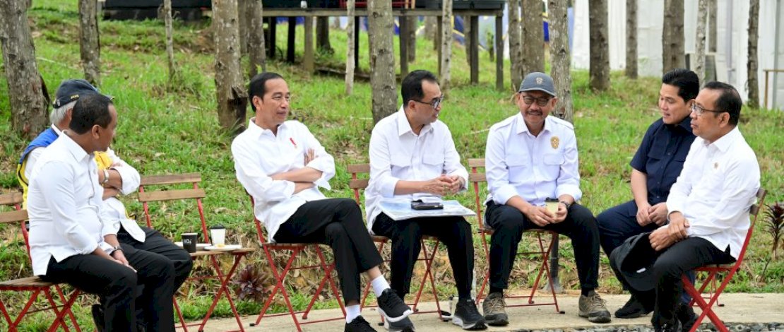 Jokowi dan menteri-menterinya di IKN Jokowi dan menteri-menterinya di IKN