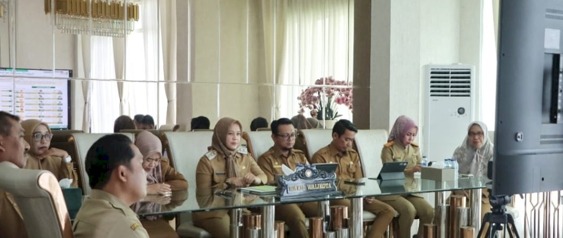 Fatmawati Rusdi mengikuti Rapat Koordinasi Pengendalian Inflasi yang diadakan Ditjen Bina Pembangunan Daerah Kementrian Dalam Negeri (Kemendagri) RI secara virtual yang dipimpin langsung oleh Mendagri RI, Tito Karnavian, di Kediaman Pribadinya Citraland Makassar, Senin (25/09/2023).