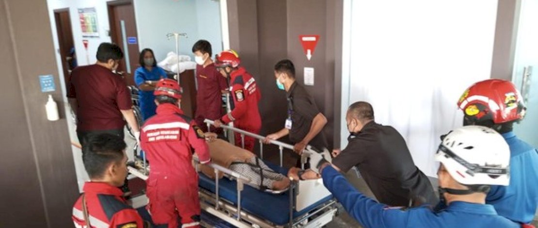 Pemadam kebakaran Makassar mengevakuasi seorang perempuan yang jatuh dari lantai 2 karena menyelamatkan kucing