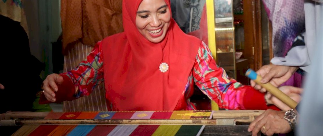 Sofha Marwah Bahtiar saat mencoba alat penenun di Galeri I Idala Tikka' Dekranasda, Kabupaten Wajo.