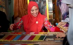 Sofha Marwah Bahtiar Kagumi Keunikan Tenun Sutera Wajo