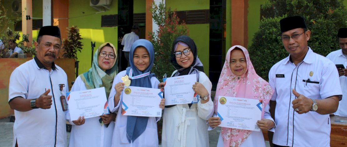 Siswa MAN 1 Makassar berhasil meraih dua medali emas dalam ajang Olimpiade Sains Tingkat Nasional, yang berlangsung di Yogyakarta, bertajuk Ajang Kompetisi Sains Indonesia (AKSI), belum lama ini. 