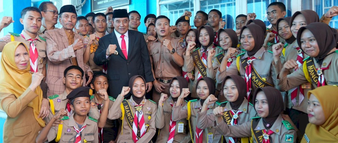 Penjabat Gubernur Sulsel, Bahtiar Baharuddin, melakukan kunjungan silaturahmi ke SMAN 3 Bone, di Jalan Jenderal Gatot Subroto Watampone, Biru, Kecamatan Tanete Riattang, Senin, 25 September 2023. Dulu, Bahtiar bersekolah di sini.