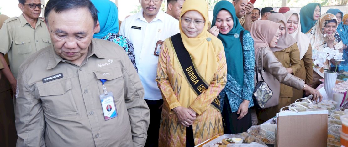 Pj Ketua TP PKK Takalar, Sri Astuti Thamrin, resmi dikukuhkan sebagai Bunda Genre Kabupaten Takalar oleh Deputi Keluarga Bidang Sejahtera dan Pemberdayaan Keluarga BKKBN RI, Nopian Andusti, Senin, 25 September 2023. 