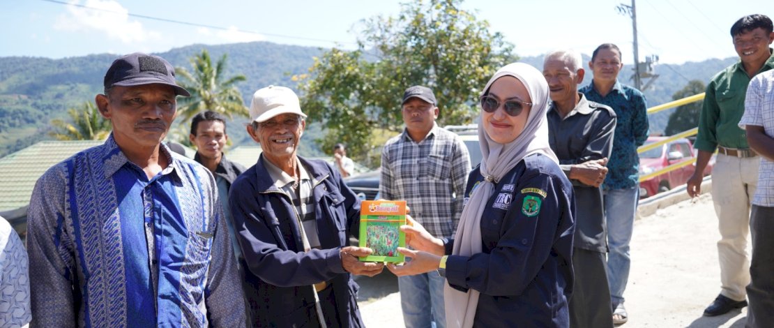 Bupati Luwu Utara, Indah Putri Indriani menyerahkan bibit cabai kepada petani di desa Rongkong