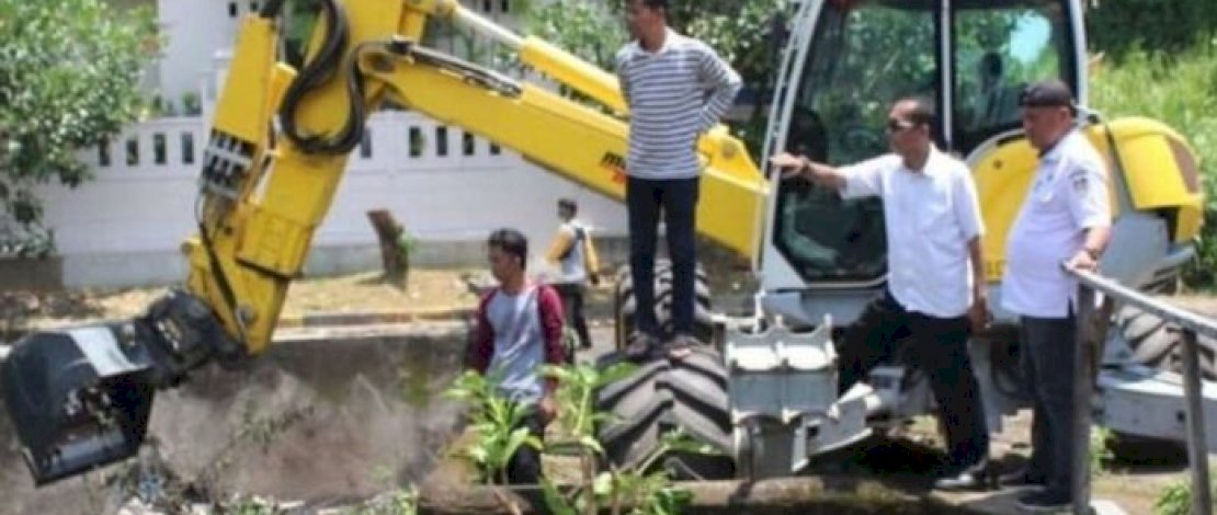 Satgas Dinas PU Makassar dan Kelurahan Paropo Bersatu Lawan Sampah, Keruk Saluran Sekunder di Perumahan Azalea