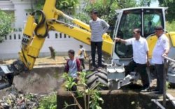 Satgas Dinas PU Makassar dan Kelurahan Paropo Bersatu Lawan Sampah, Keruk Saluran Sekunder di Perumahan Azalea